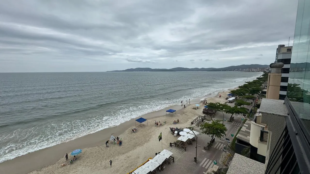 Ville de France: Luxury Oceanfront Apartment in Itapema