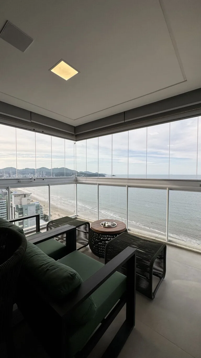 Golden Home Residence: Luxury House with Oceanfront Access in Itapema — Florianópolis