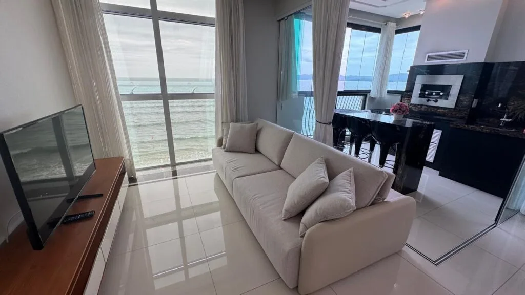 Ville de France: Luxury Oceanfront Apartment in Itapema