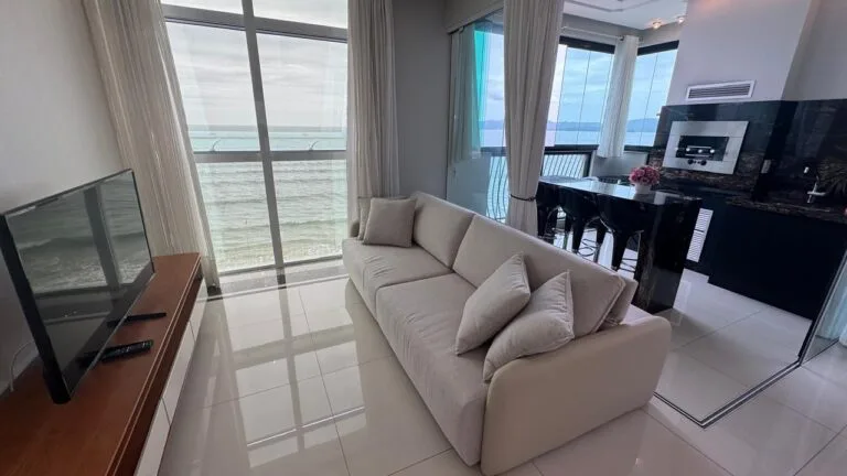 Ville de France: Luxury Oceanfront Apartment in Meia Praia — Meia Praia, Itapema