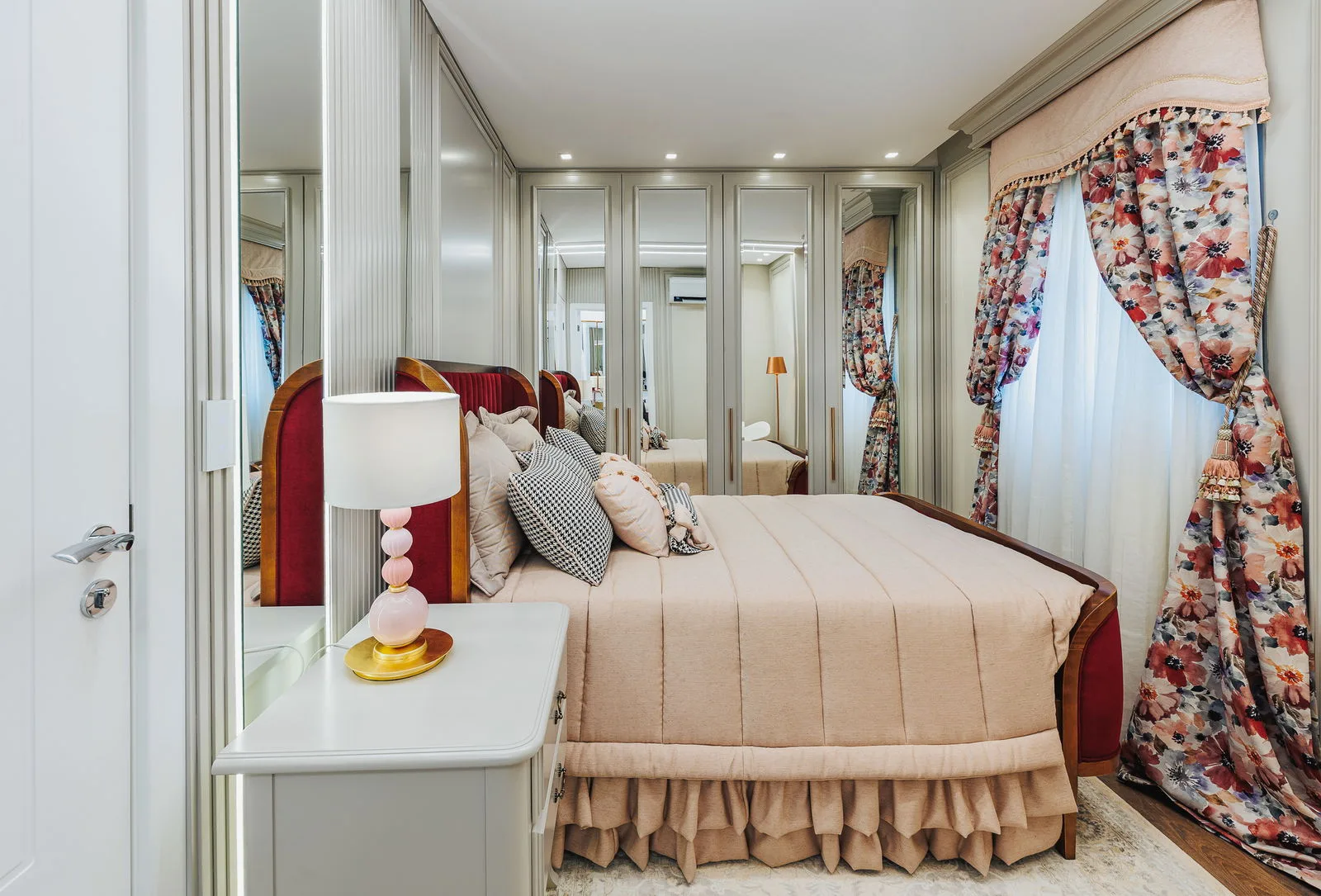 Francisco I Residencial: Ultra-Luxury House with Private Floor in Itapema