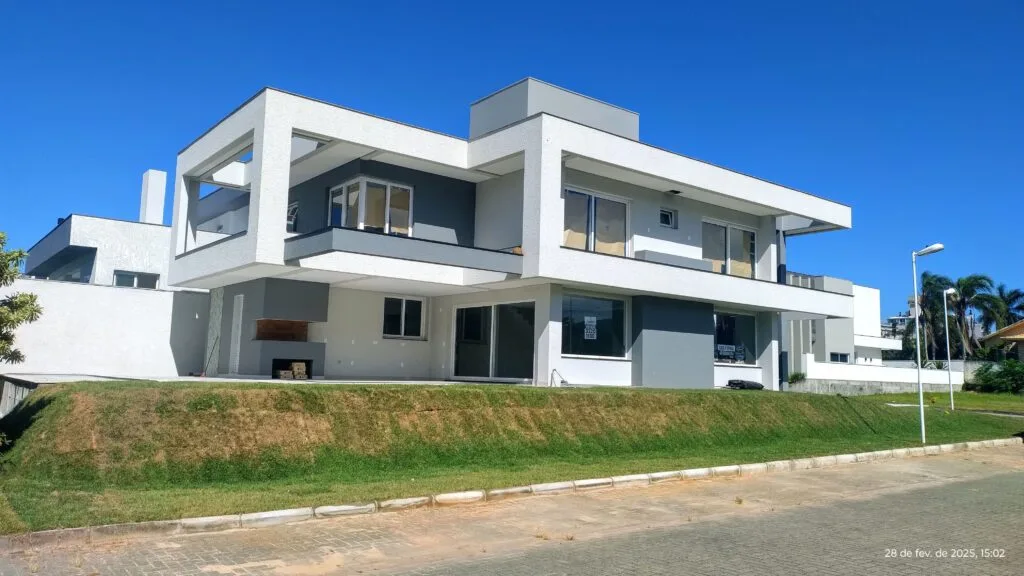 Jardim Ingleses: Luxury House with Private Pool in Florianópolis