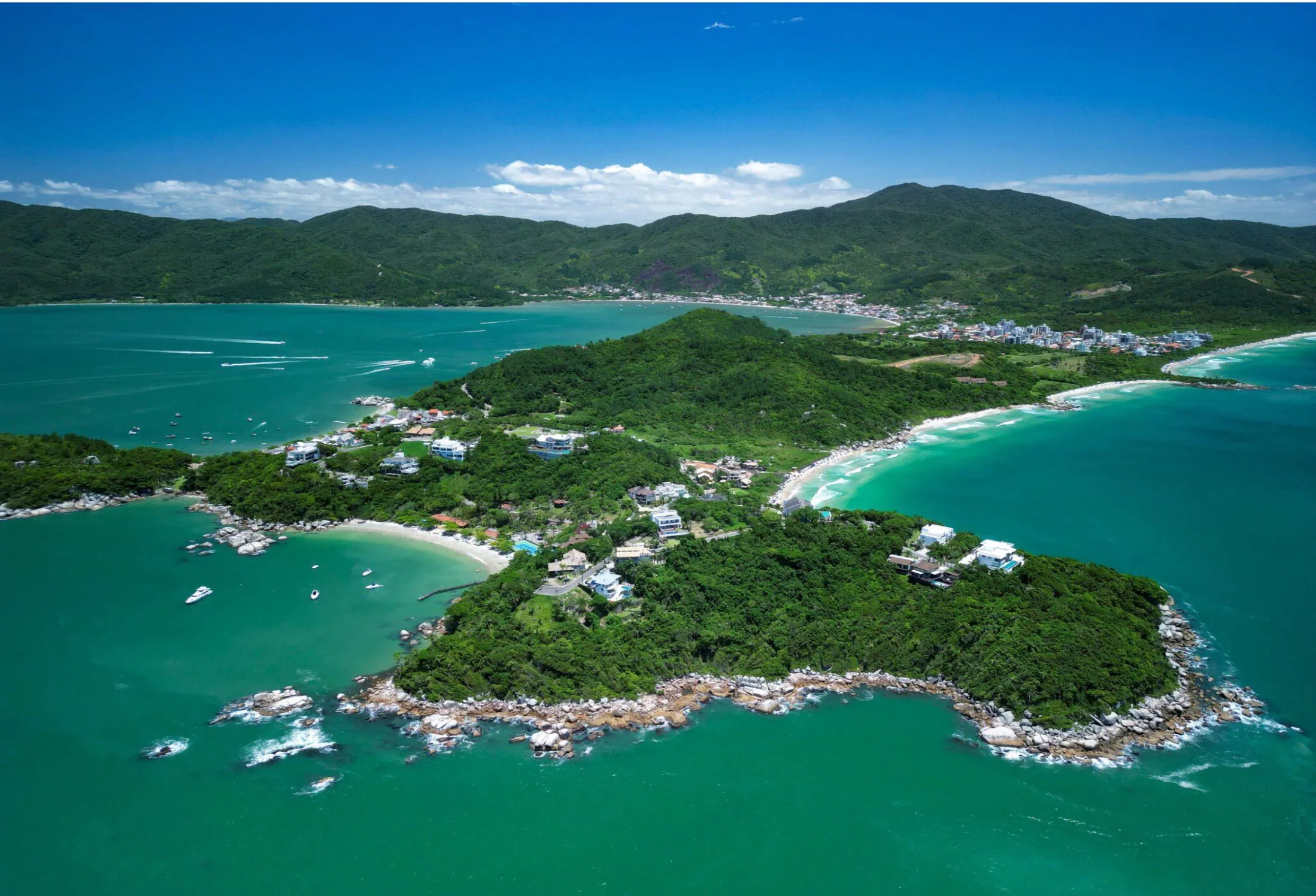 Recanto das Marés: Ultra-Luxury Oceanfront House in Governador Celso Ramos