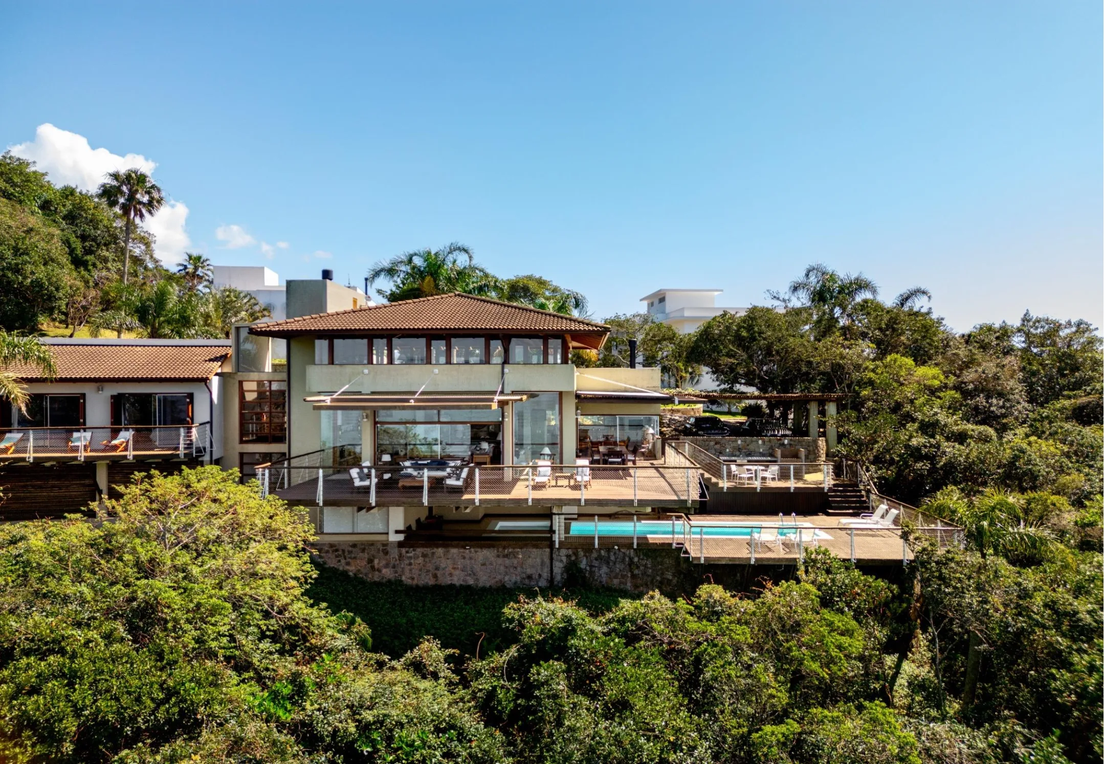 Recanto das Marés: Ultra-Luxury Oceanfront House in Governador Celso Ramos