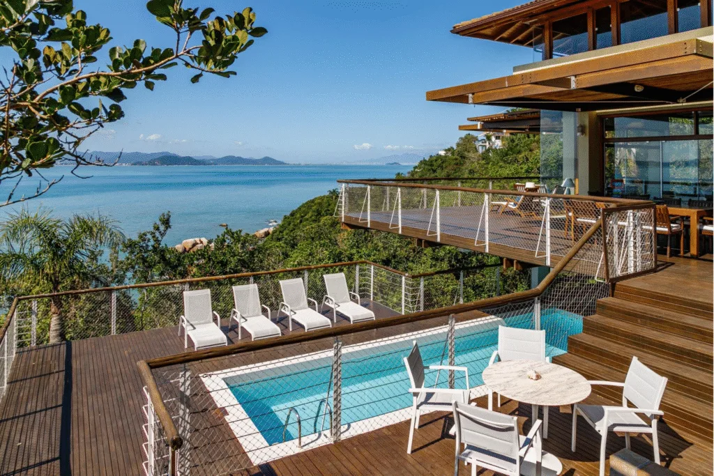 Recanto das Marés: Ultra-Luxury Oceanfront House in Governador Celso Ramos