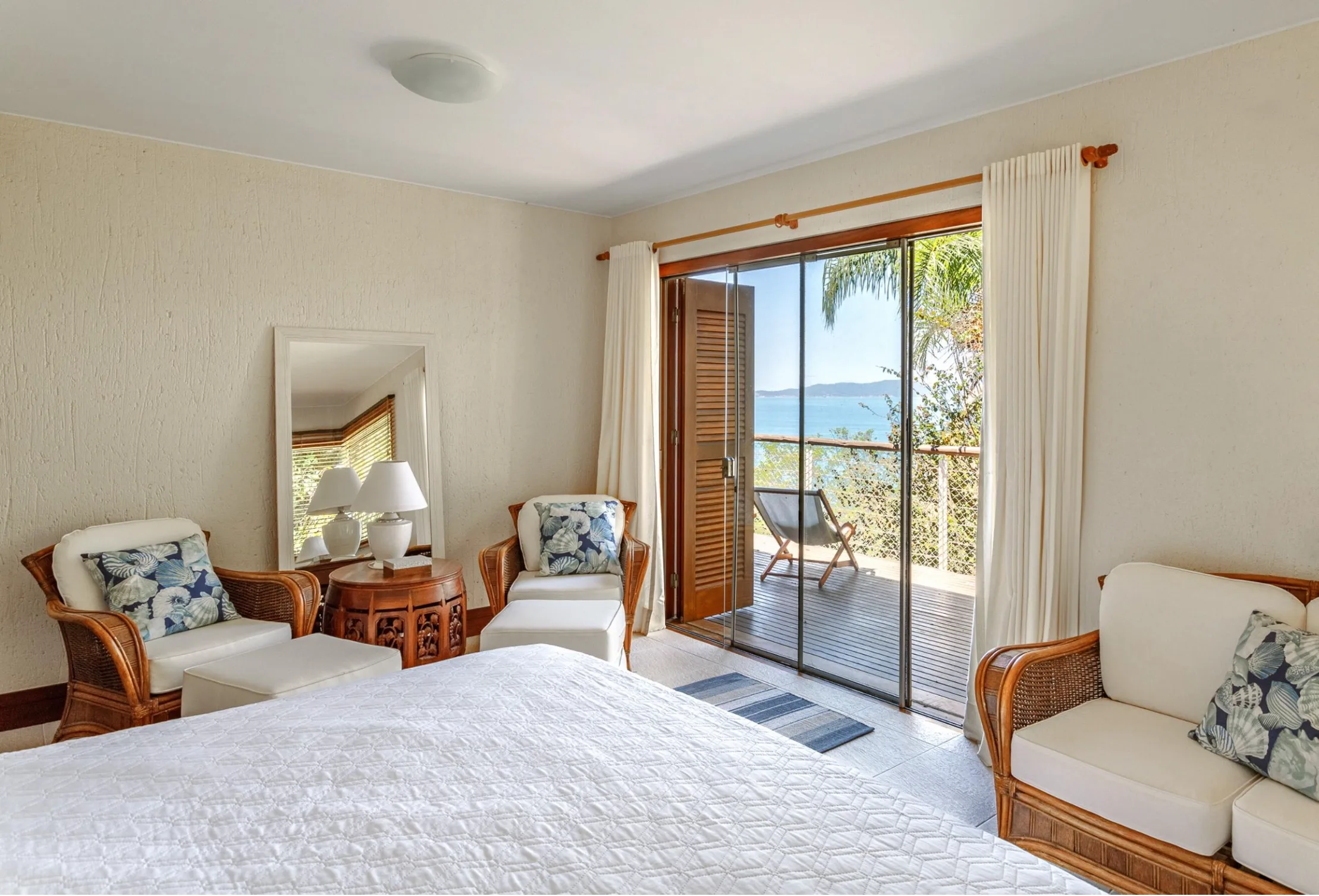 Recanto das Marés: Ultra-Luxury Oceanfront House in Governador Celso Ramos