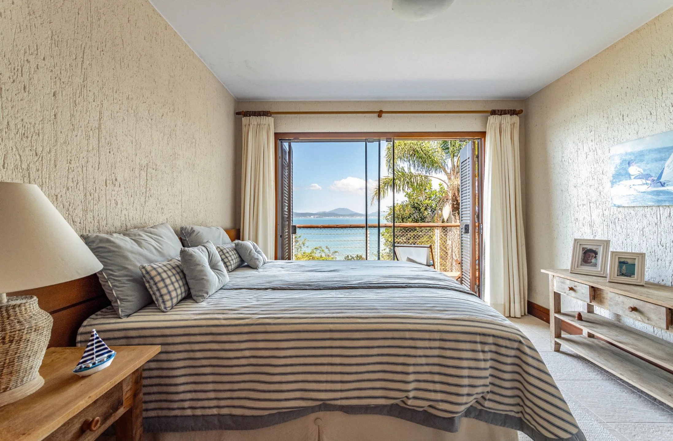 Recanto das Marés: Ultra-Luxury Oceanfront House in Governador Celso Ramos