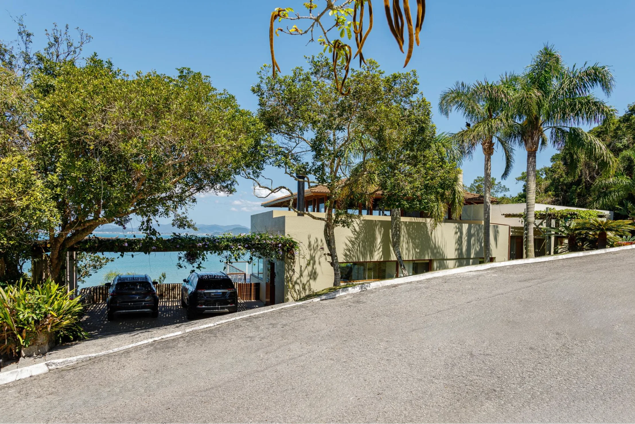 Recanto das Marés: Ultra-Luxury Oceanfront House in Governador Celso Ramos