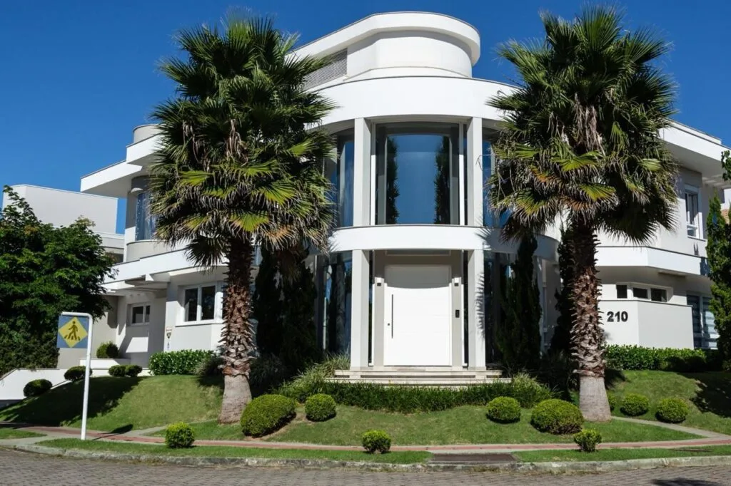 Jurerê Internacional: Ultra-Luxury Residence with Private Garden in Florianópolis