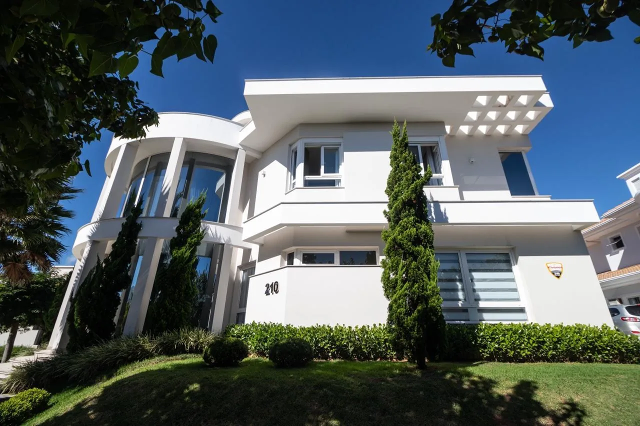 Jurerê Internacional: Ultra-Luxury Residence with Private Garden in Florianópolis