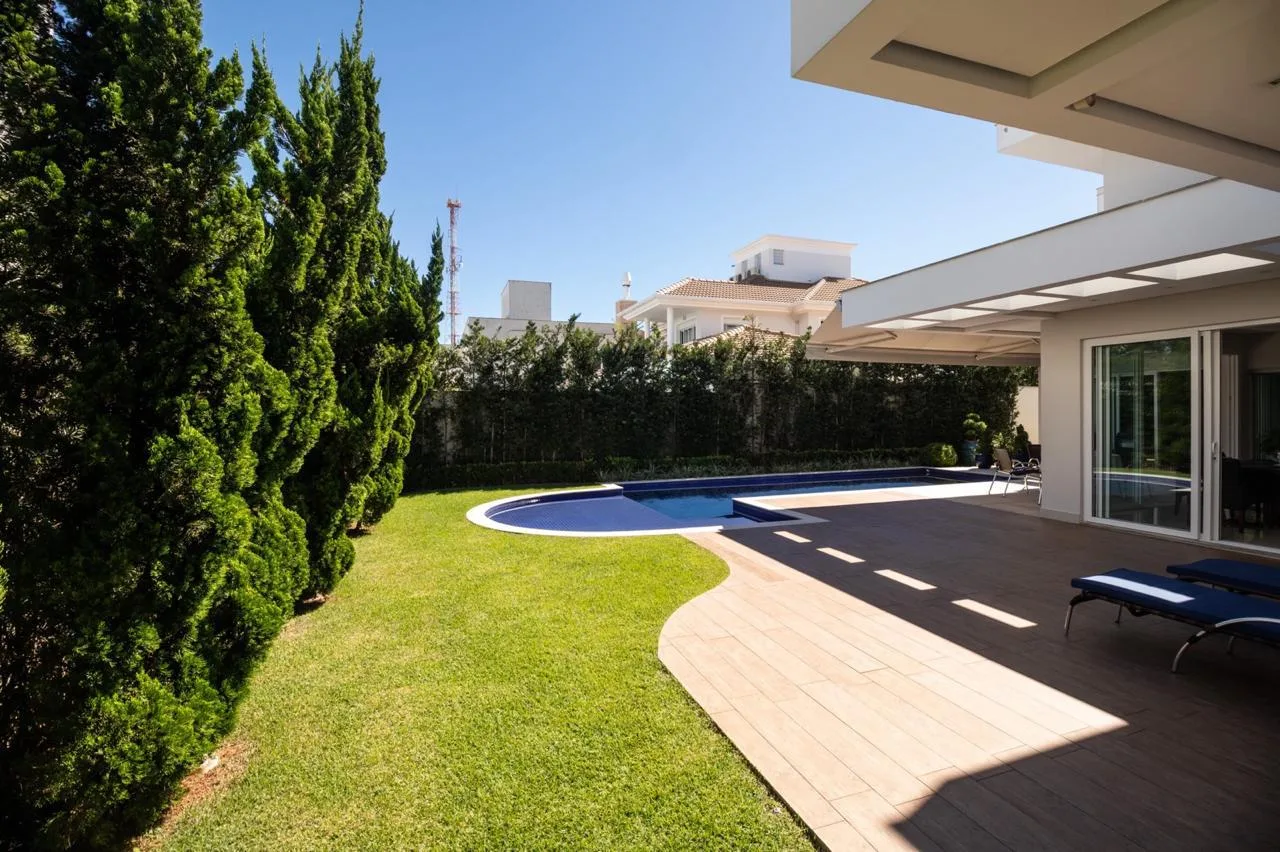 Jurerê Internacional: Ultra-Luxury Residence with Private Garden in Florianópolis