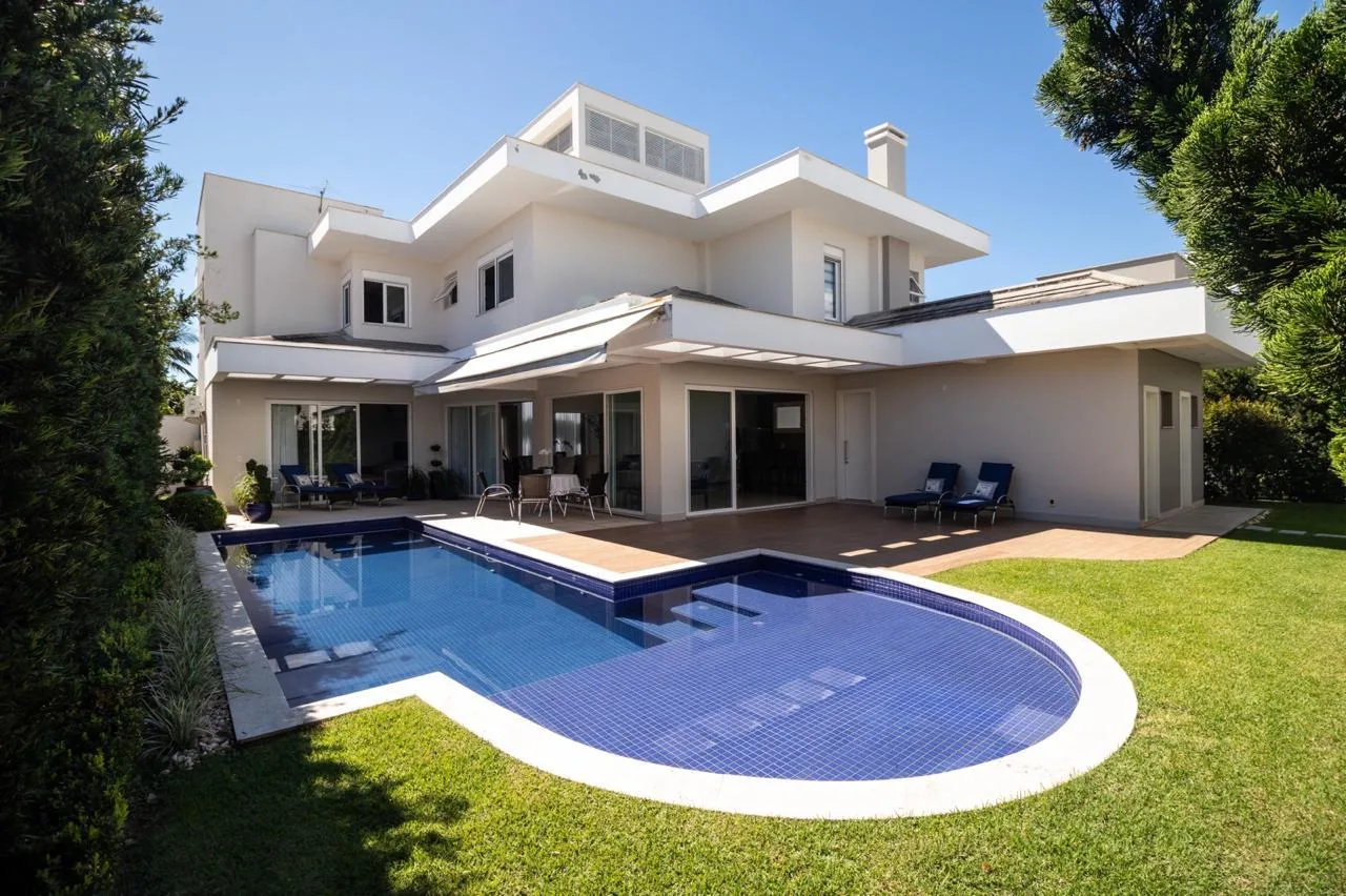 Jurerê Internacional: Ultra-Luxury Residence with Private Garden in Florianópolis
