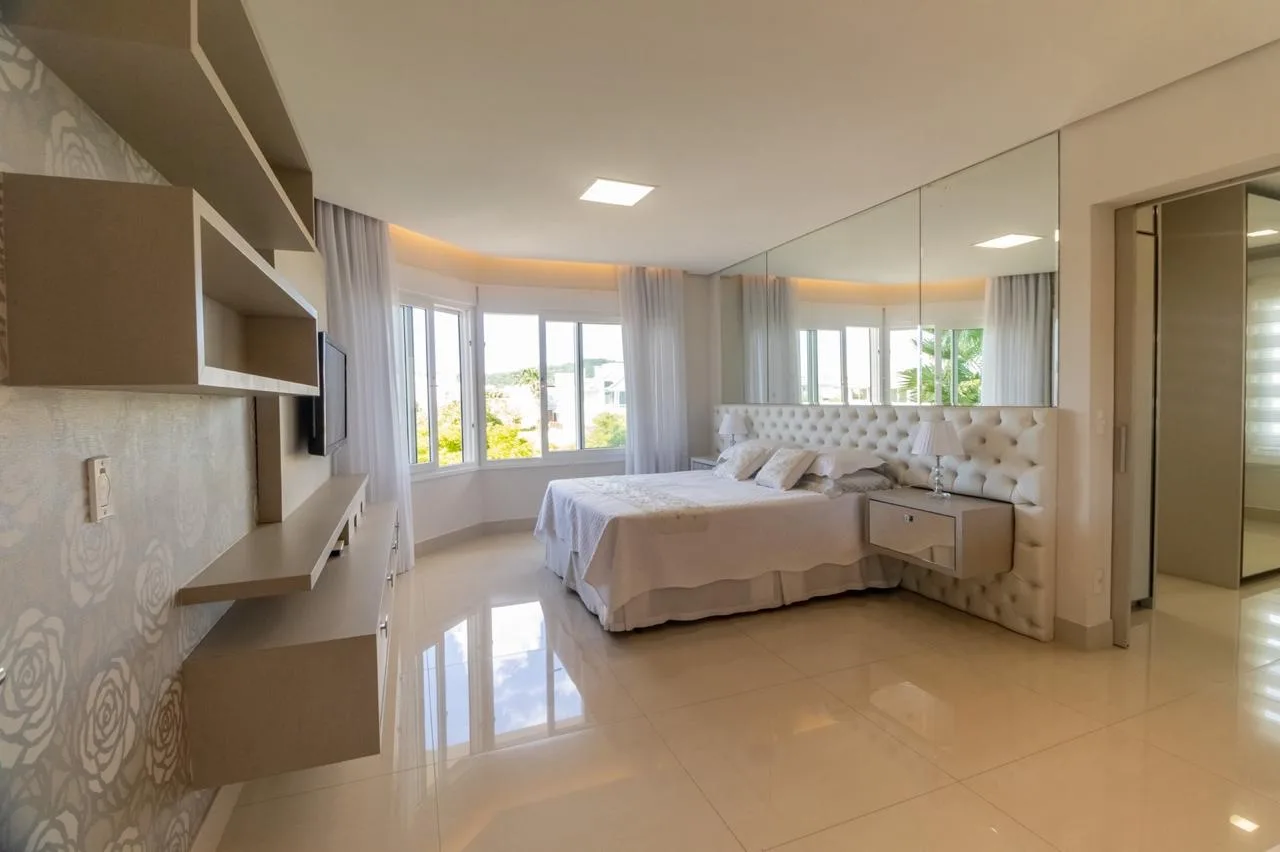 Jurerê Internacional: Ultra-Luxury Residence with Private Garden in Florianópolis