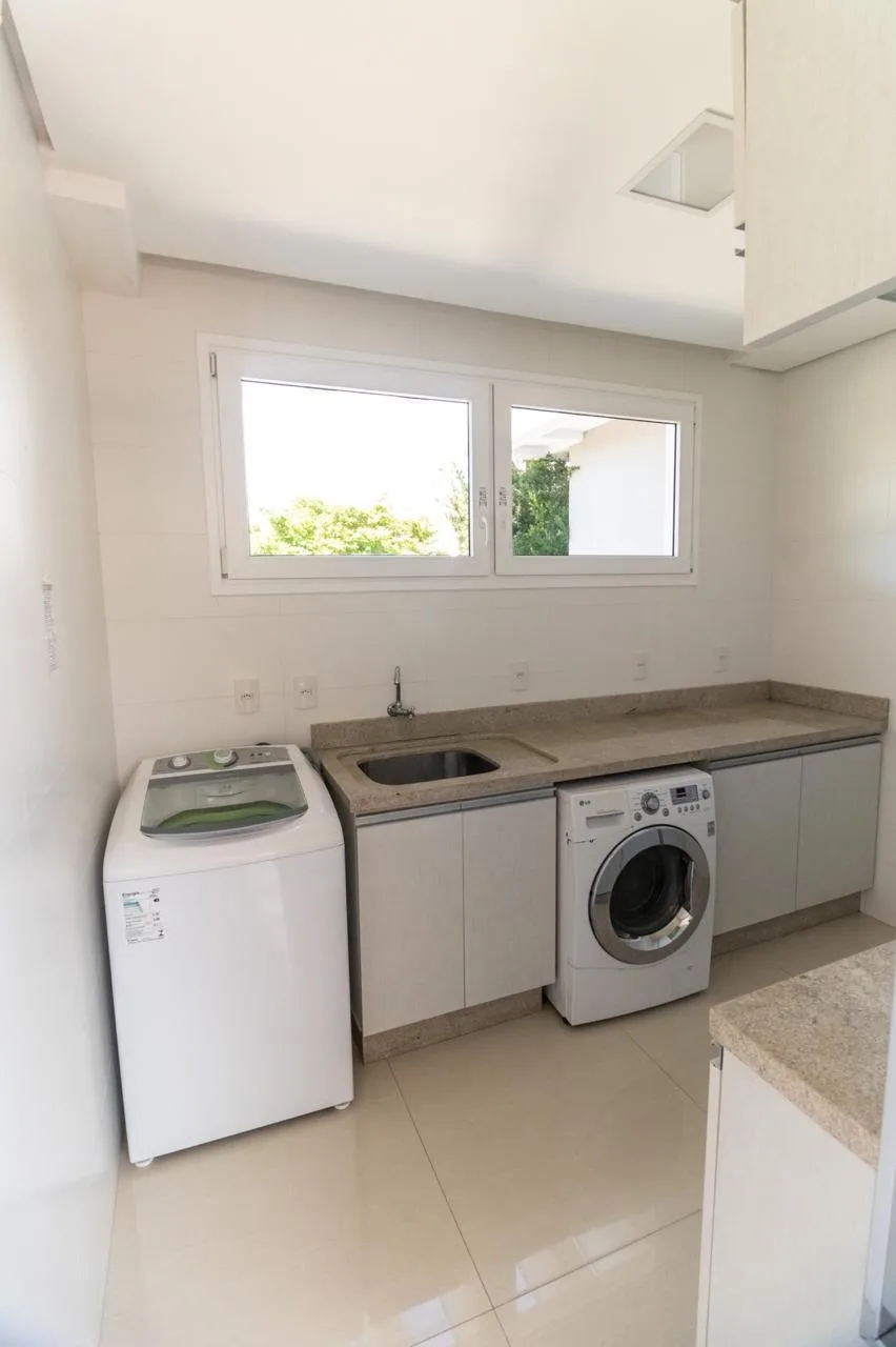 Jurerê Internacional: Ultra-Luxury Residence with Private Garden in Florianópolis