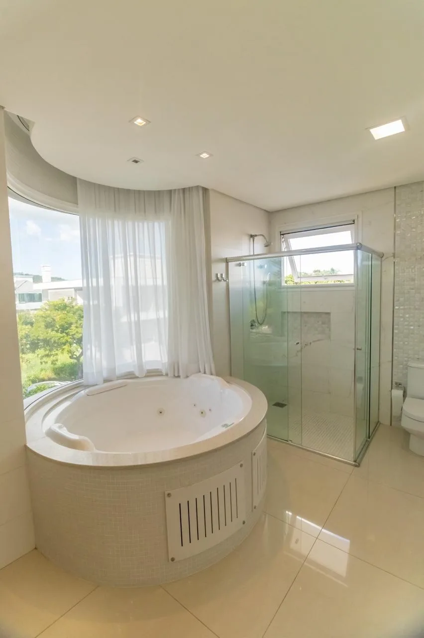 Jurerê Internacional: Ultra-Luxury Residence with Private Garden in Florianópolis