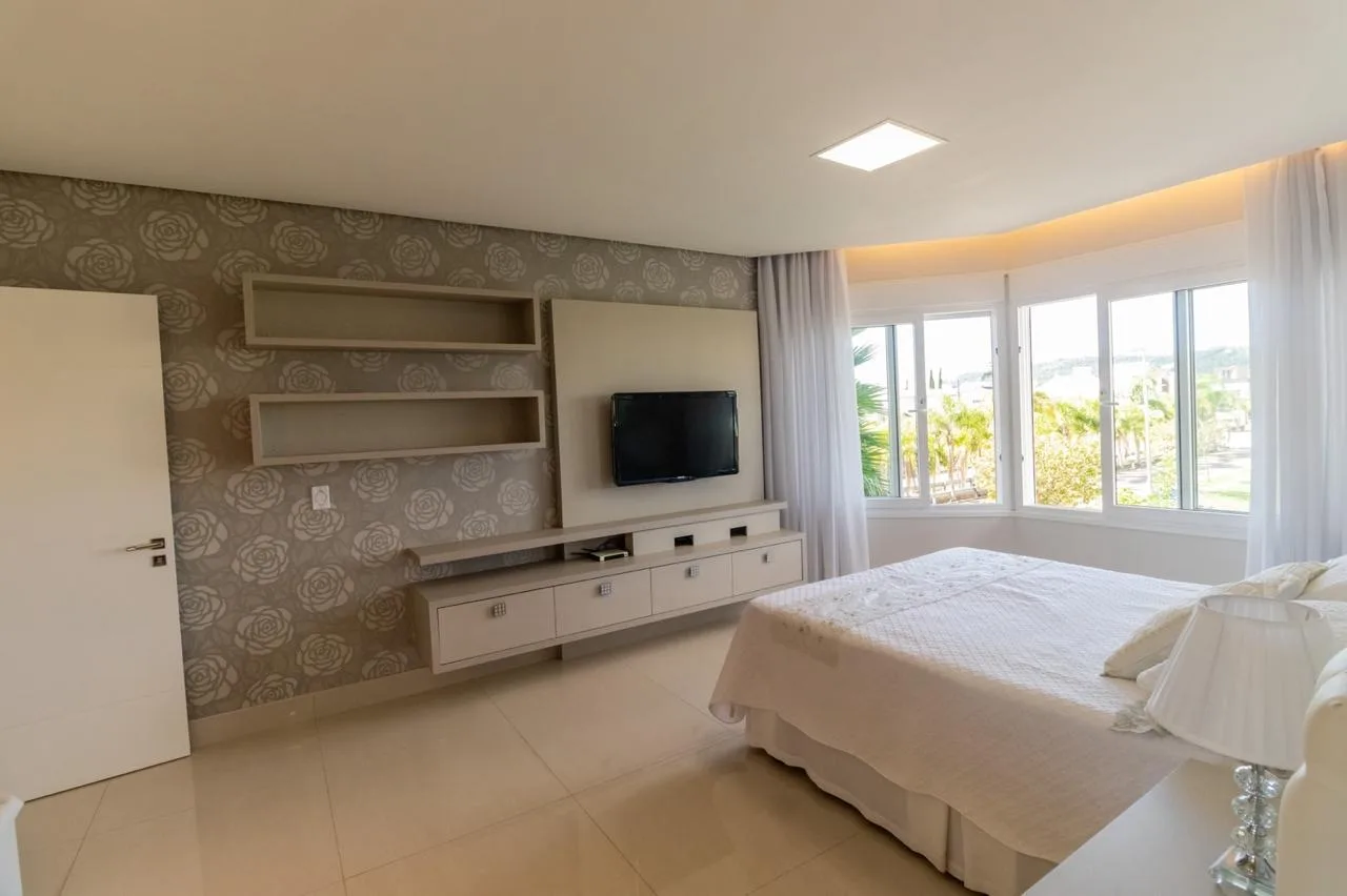 Jurerê Internacional: Ultra-Luxury Residence with Private Garden in Florianópolis