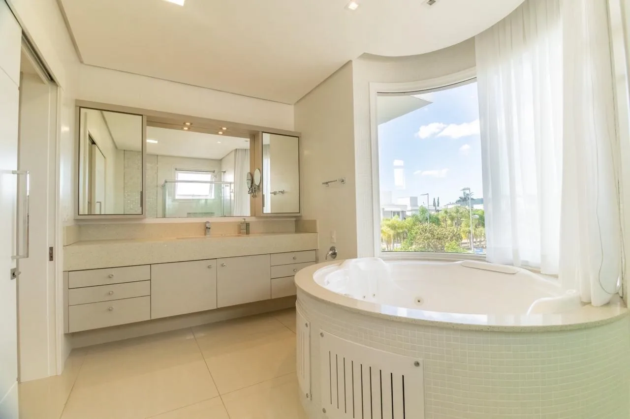 Jurerê Internacional: Ultra-Luxury Residence with Private Garden in Florianópolis
