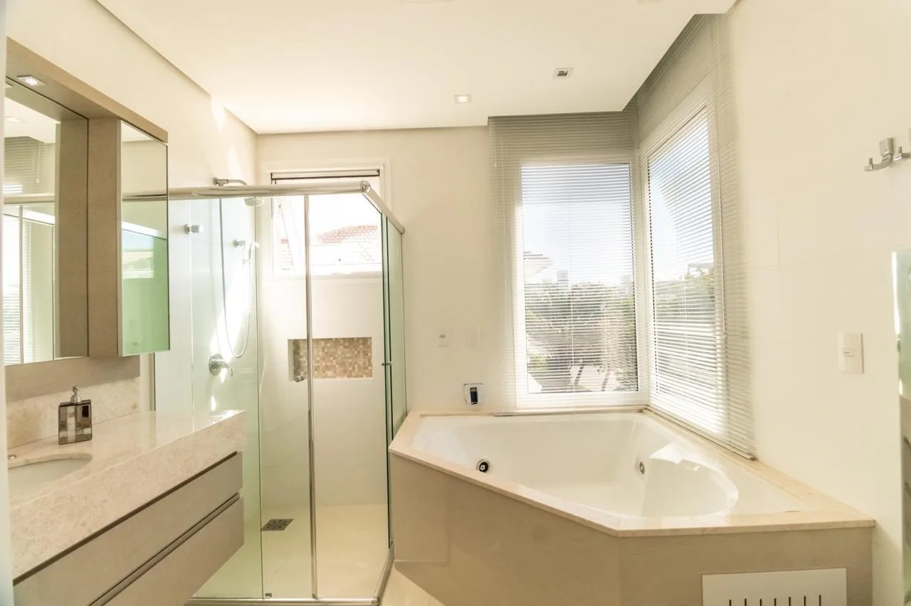 Jurerê Internacional: Ultra-Luxury Residence with Private Garden in Florianópolis