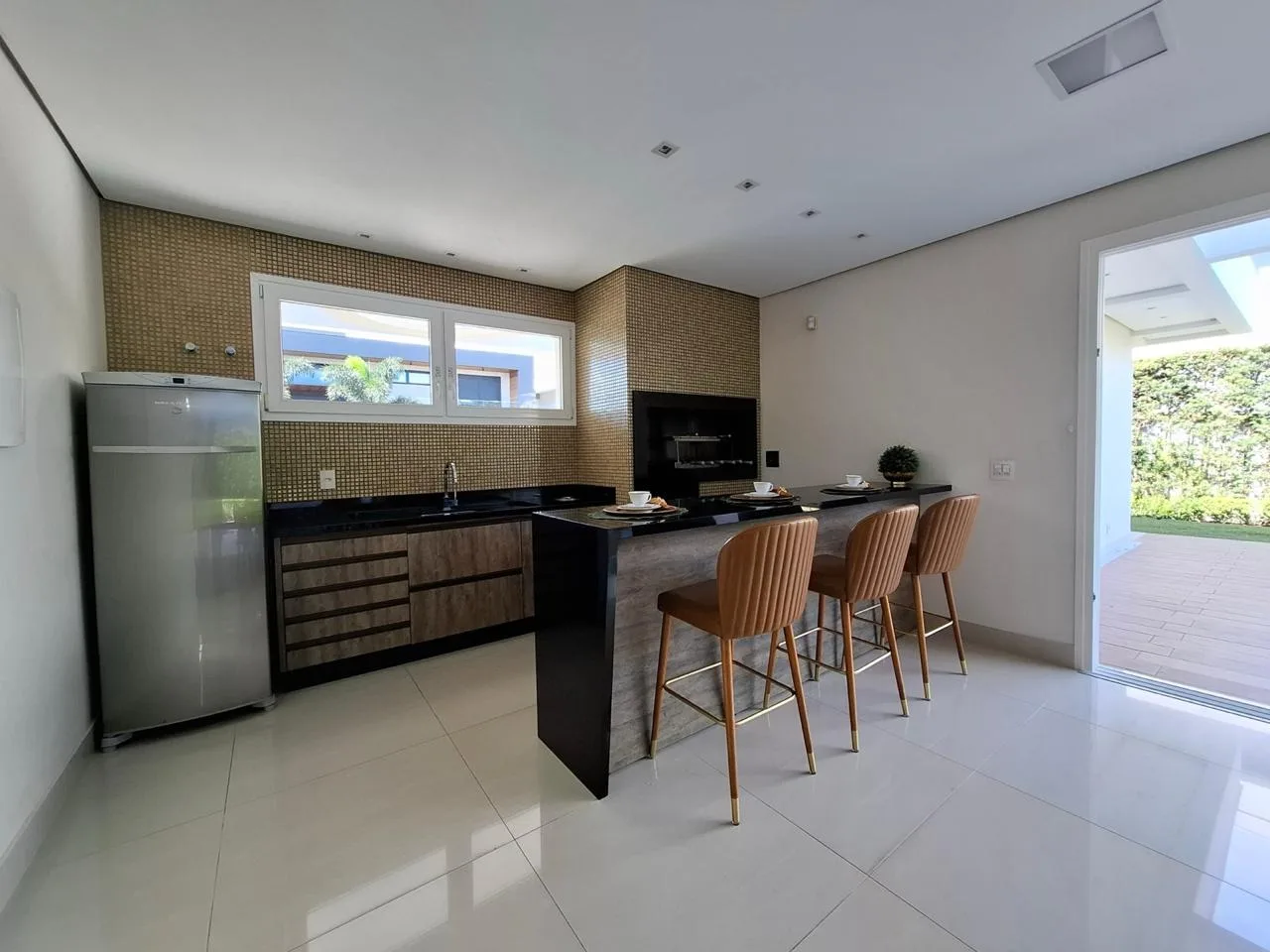 Jurerê Internacional: Ultra-Luxury Residence with Private Garden in Florianópolis