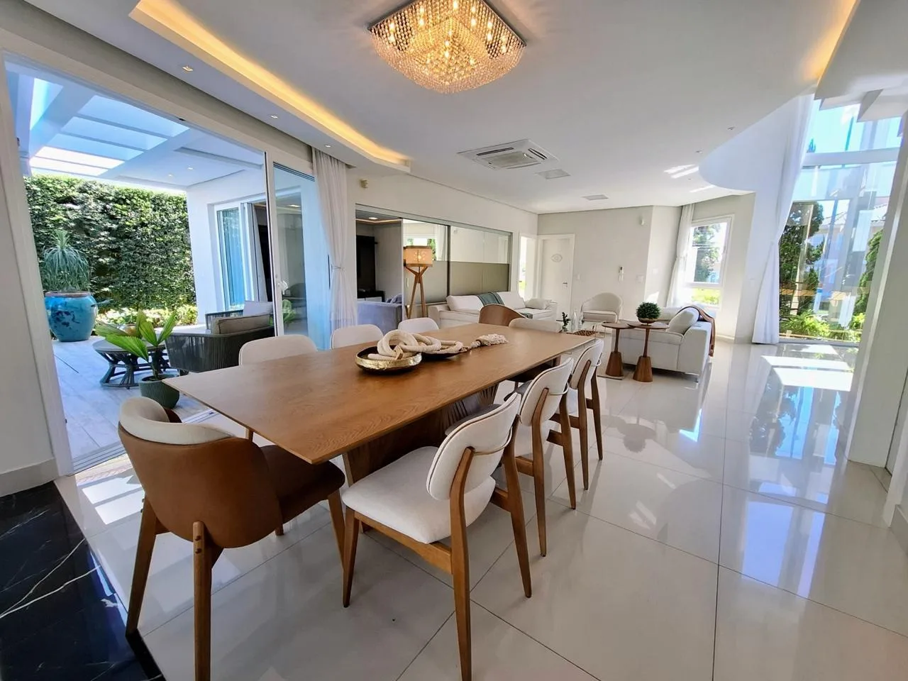 Jurerê Internacional: Ultra-Luxury Residence with Private Garden in Florianópolis