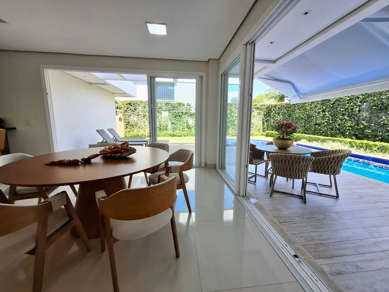Jurerê Internacional: Ultra-Luxury Residence with Private Garden in Florianópolis
