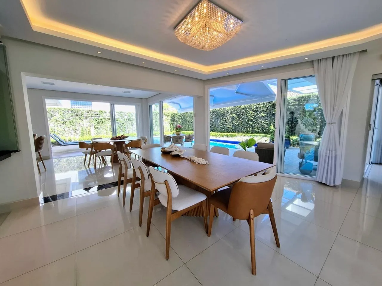 Jurerê Internacional: Ultra-Luxury Residence with Private Garden in Florianópolis