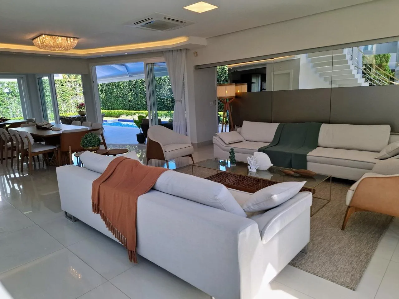 Jurerê Internacional: Ultra-Luxury Residence with Private Garden in Florianópolis