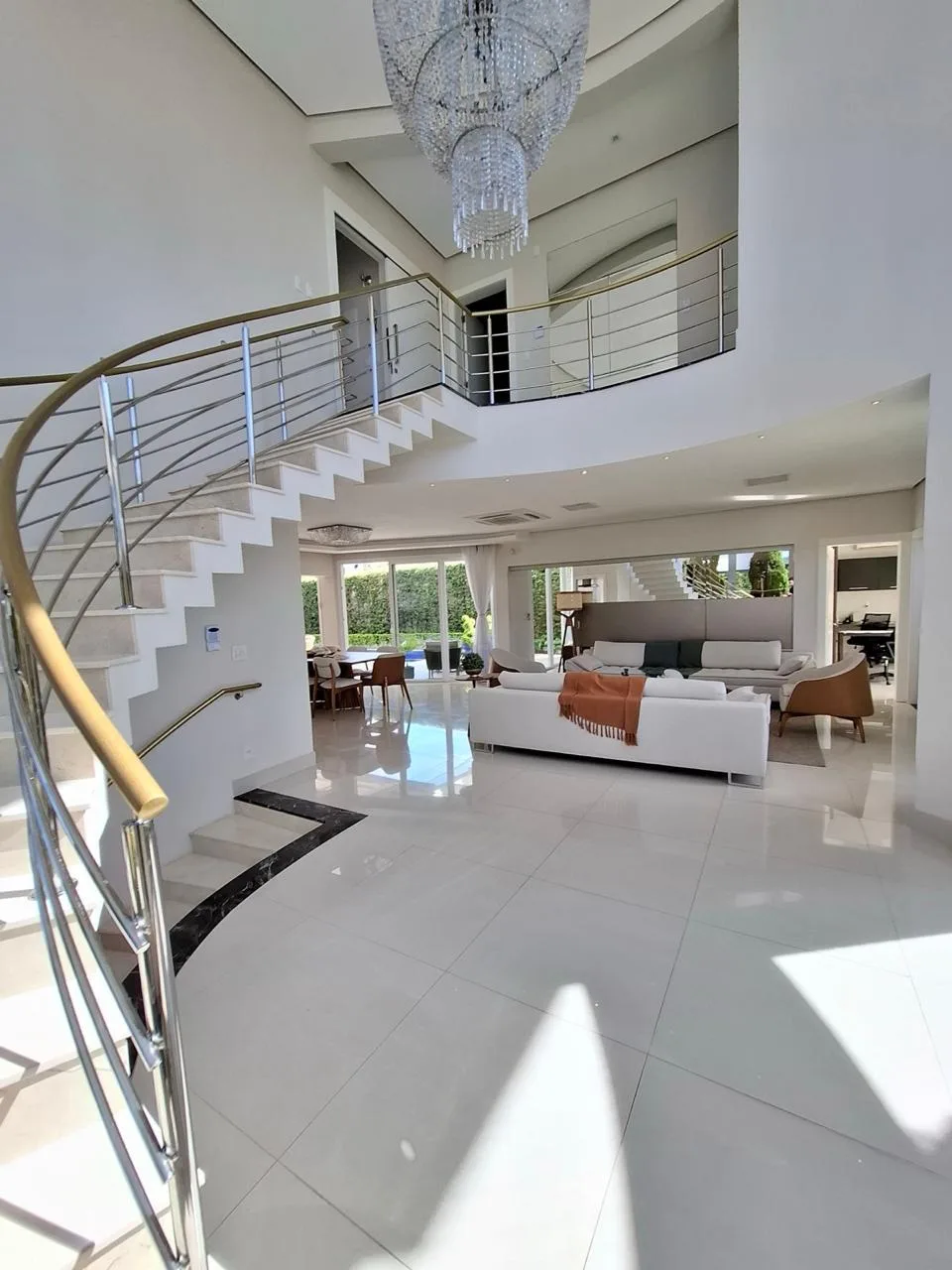 Jurerê Internacional: Ultra-Luxury Residence with Private Garden in Florianópolis