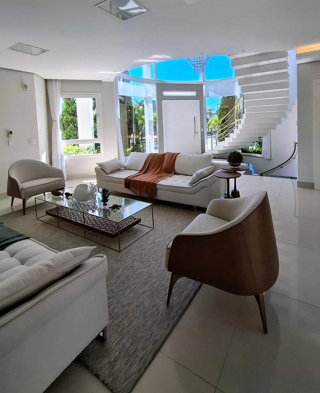Jurerê Internacional: Ultra-Luxury Residence with Private Garden in Florianópolis