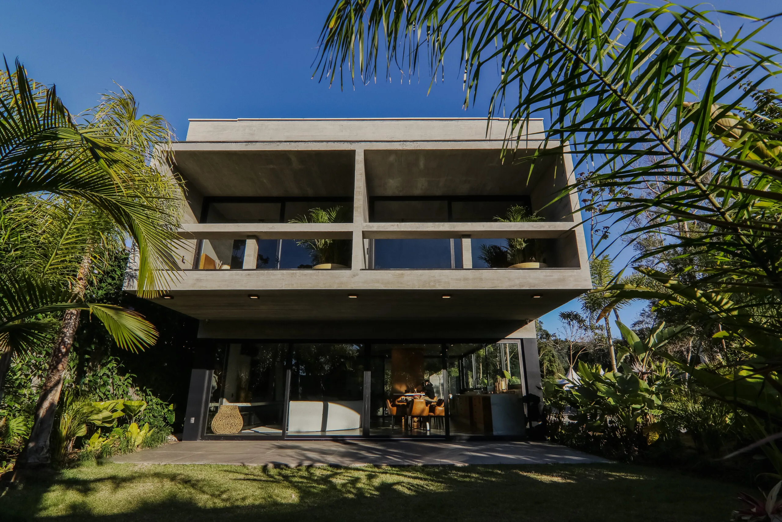 AYA Casas: Ultra-Luxury Brutalist Residence with Private Garden in Praia do Estaleiro