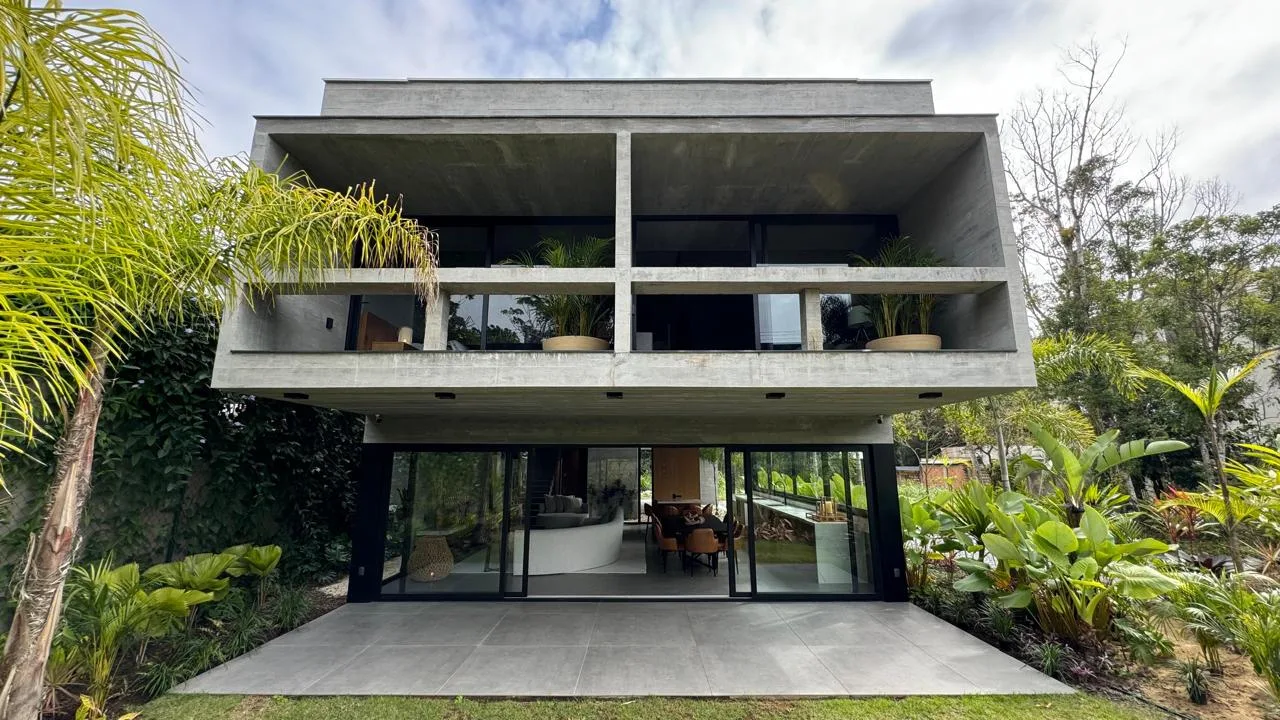AYA Casas: Ultra-Luxury Brutalist Residence with Private Garden in Praia do Estaleiro