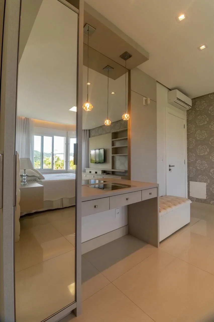 Jurerê Internacional: Ultra-Luxury Residence with Private Garden in Florianópolis