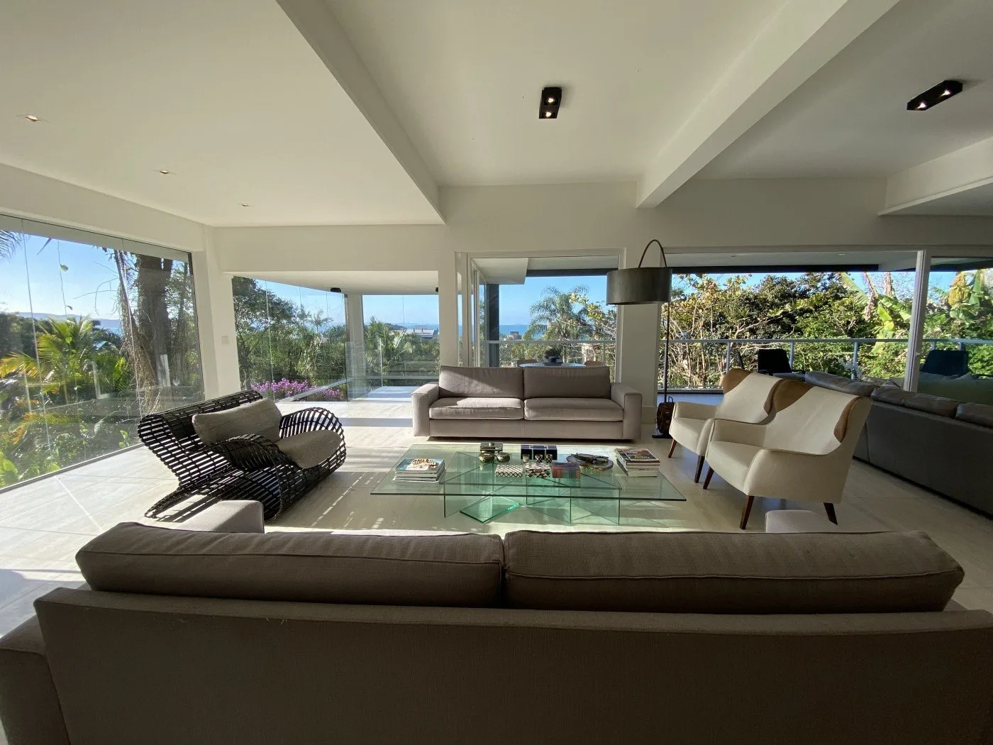 Canasjurerê Estate: Ultra-Luxury House in Florianópolis