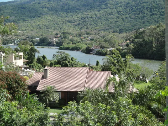 Ultra-Luxury Contemporary Residence in Lagoa da Conceição, Florianópolis