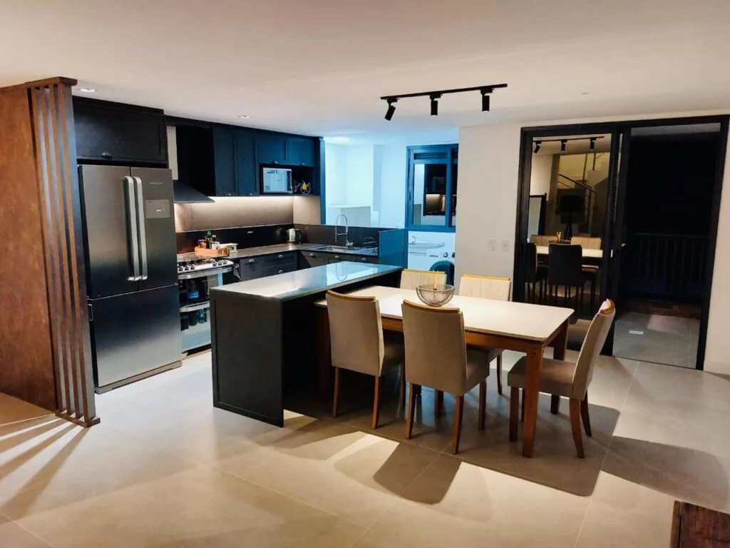 Jurerê Premier: Luxury Duplex with Private Hobby Box in Florianópolis