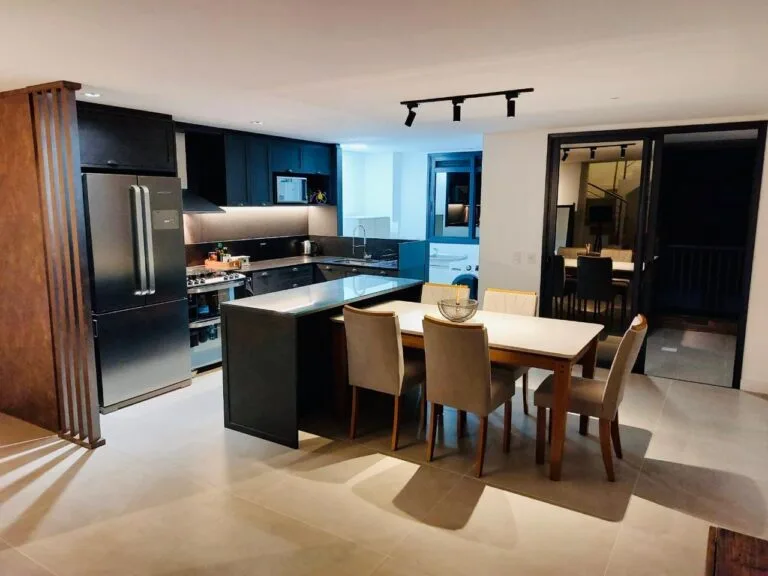 Jurerê Premier: Luxury Duplex with Private Hobby Box in Florianópolis — Jurerê, Florianópolis