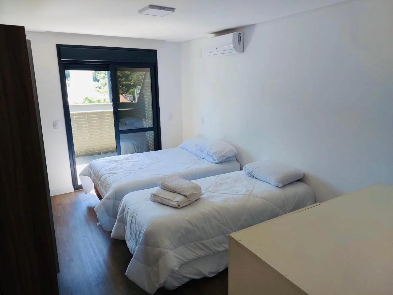 Jurerê Premier: Luxury Duplex with Private Hobby Box in Florianópolis