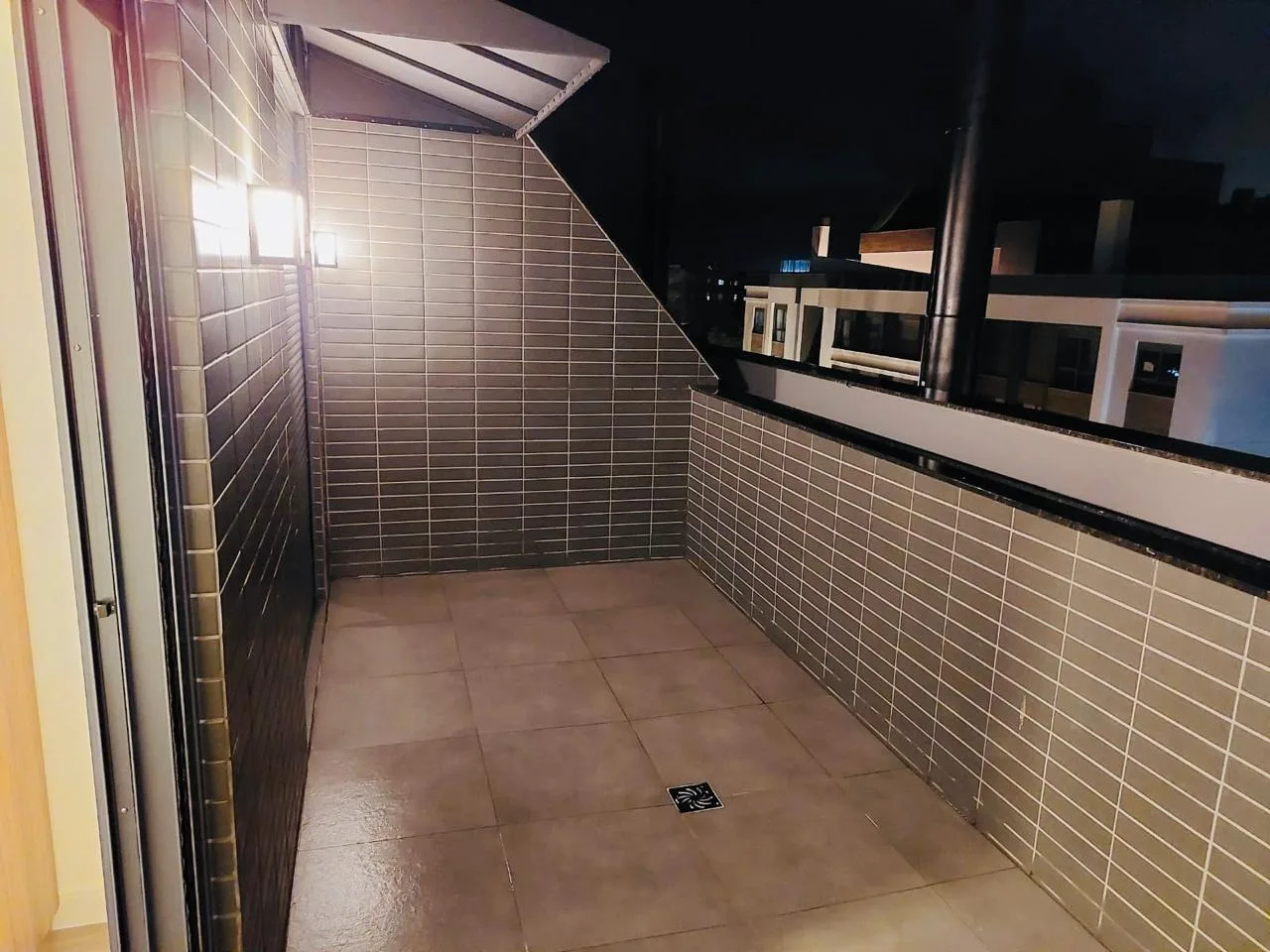 Jurerê Premier: Luxury Duplex with Private Hobby Box in Florianópolis