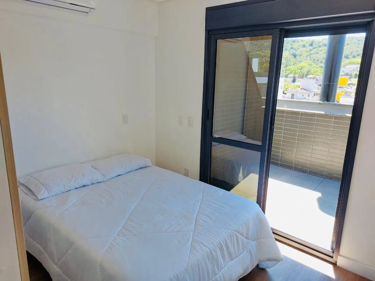 Jurerê Premier: Luxury Duplex with Private Hobby Box in Florianópolis