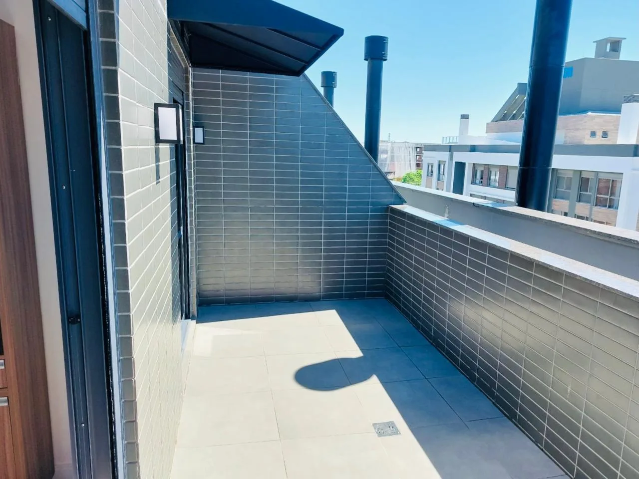 Jurerê Premier: Luxury Duplex with Private Hobby Box in Florianópolis