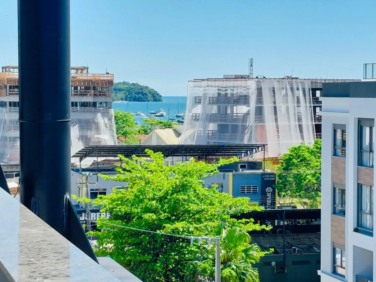 Jurerê Premier: Luxury Duplex with Private Hobby Box in Florianópolis