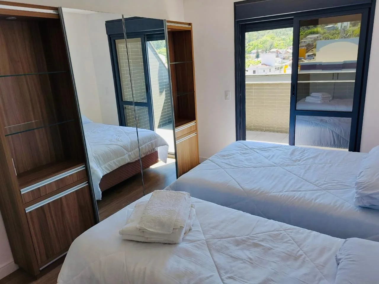 Jurerê Premier: Luxury Duplex with Private Hobby Box in Florianópolis