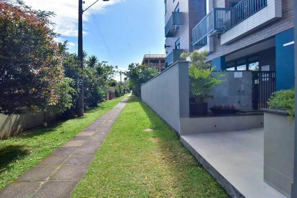 Jurerê Premier: Luxury Duplex with Private Hobby Box in Florianópolis