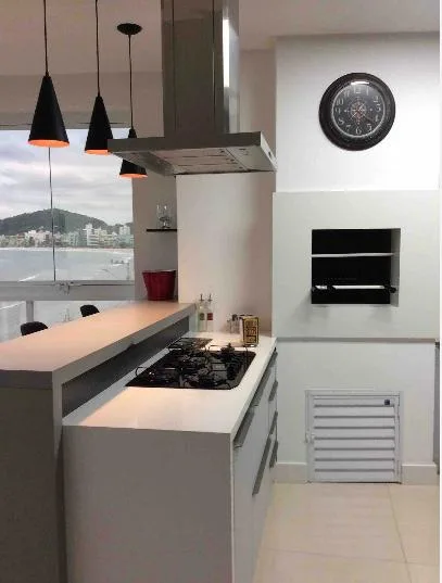 Praia do Canto: Ultra-Luxury House with Beach Access in Itapema