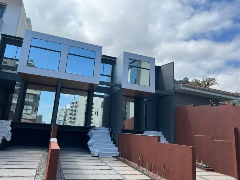Morro da Cruz Residence: Premium House with Panoramic Ocean Views in Agronômica — Agronômica, Florianópolis
