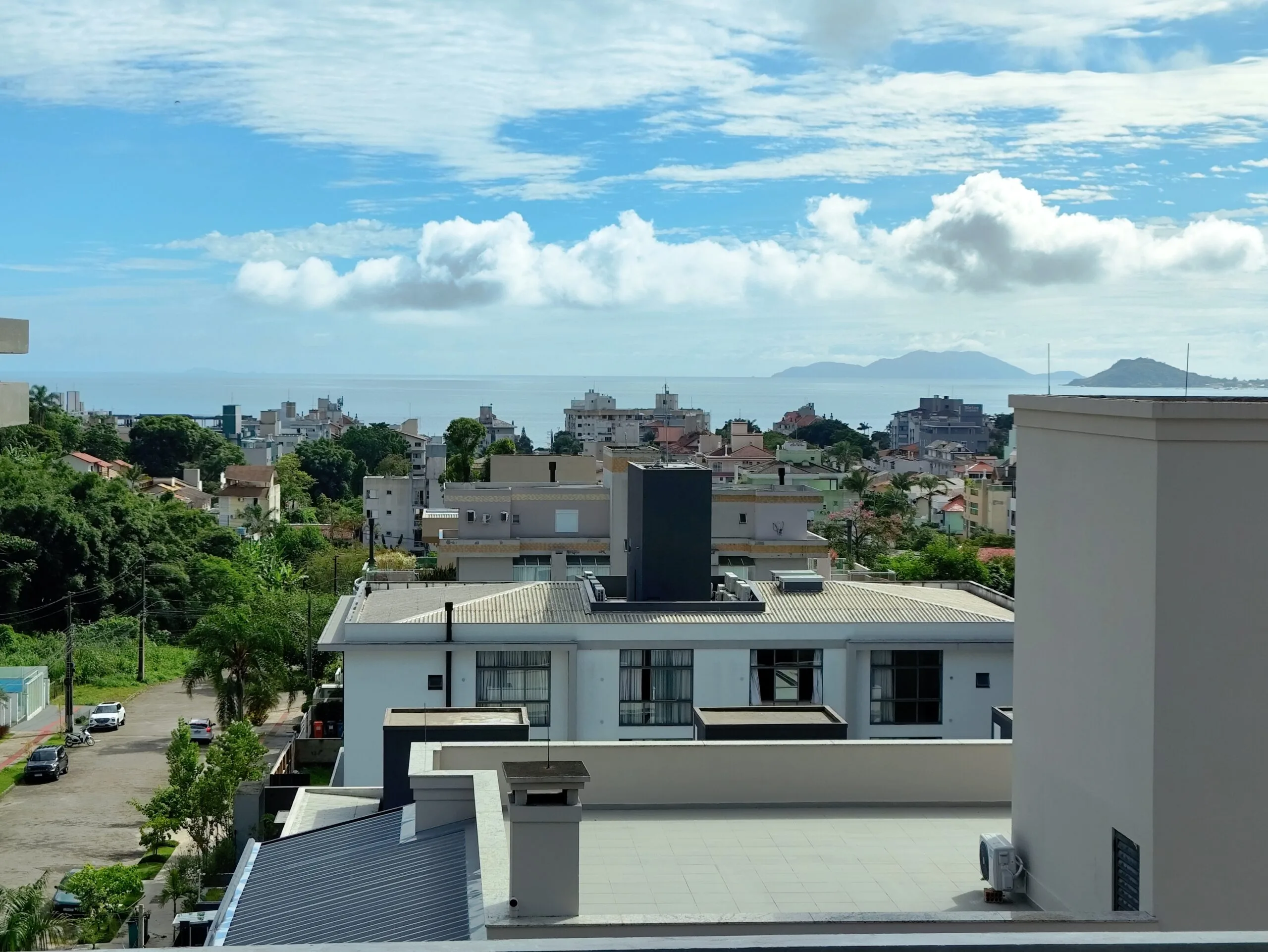 Contemporary Apartment with Ocean-View Rooftop in Canasjurerê