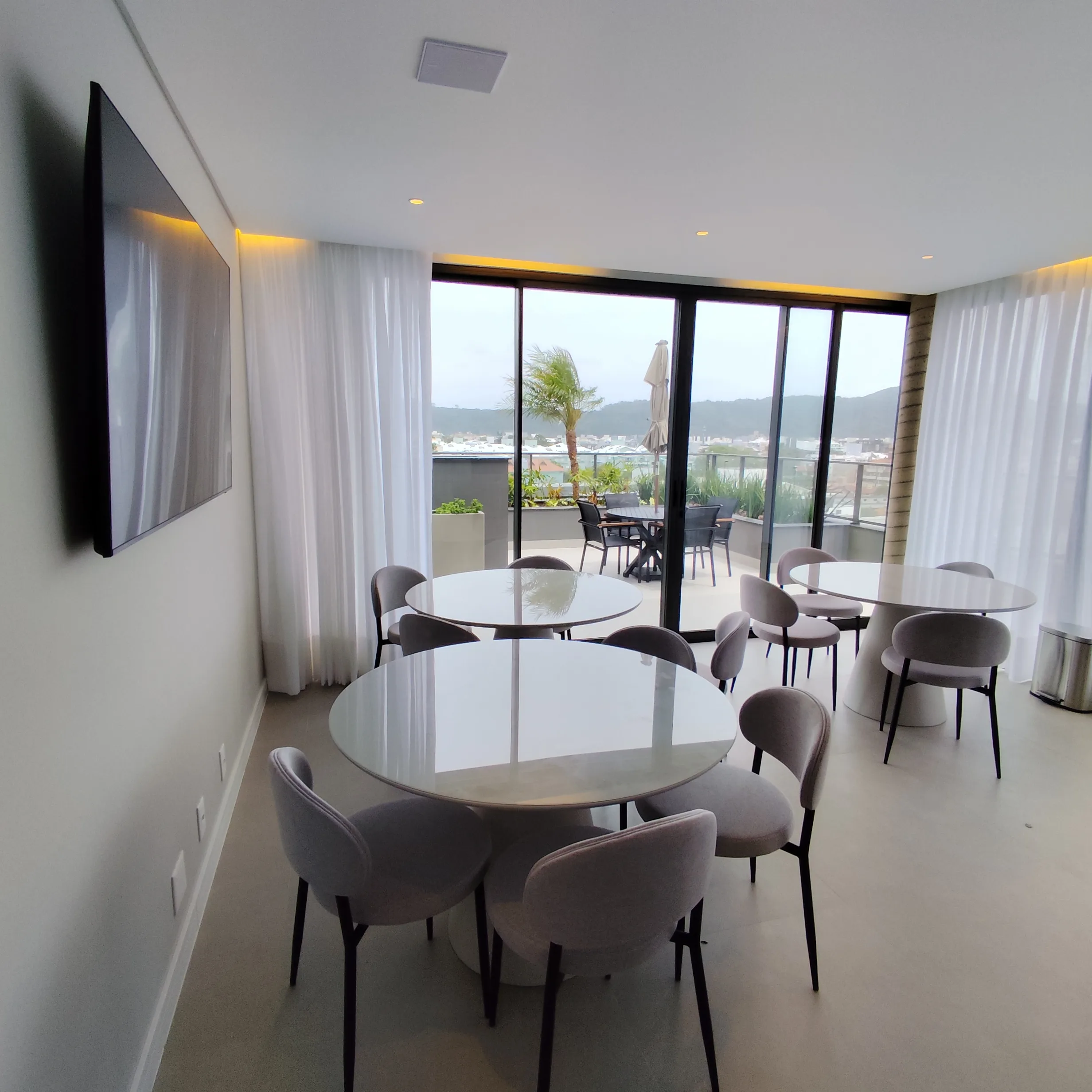 Premium apartment with rooftop amenities and proximity to the beach in Ingleses Florianópolis