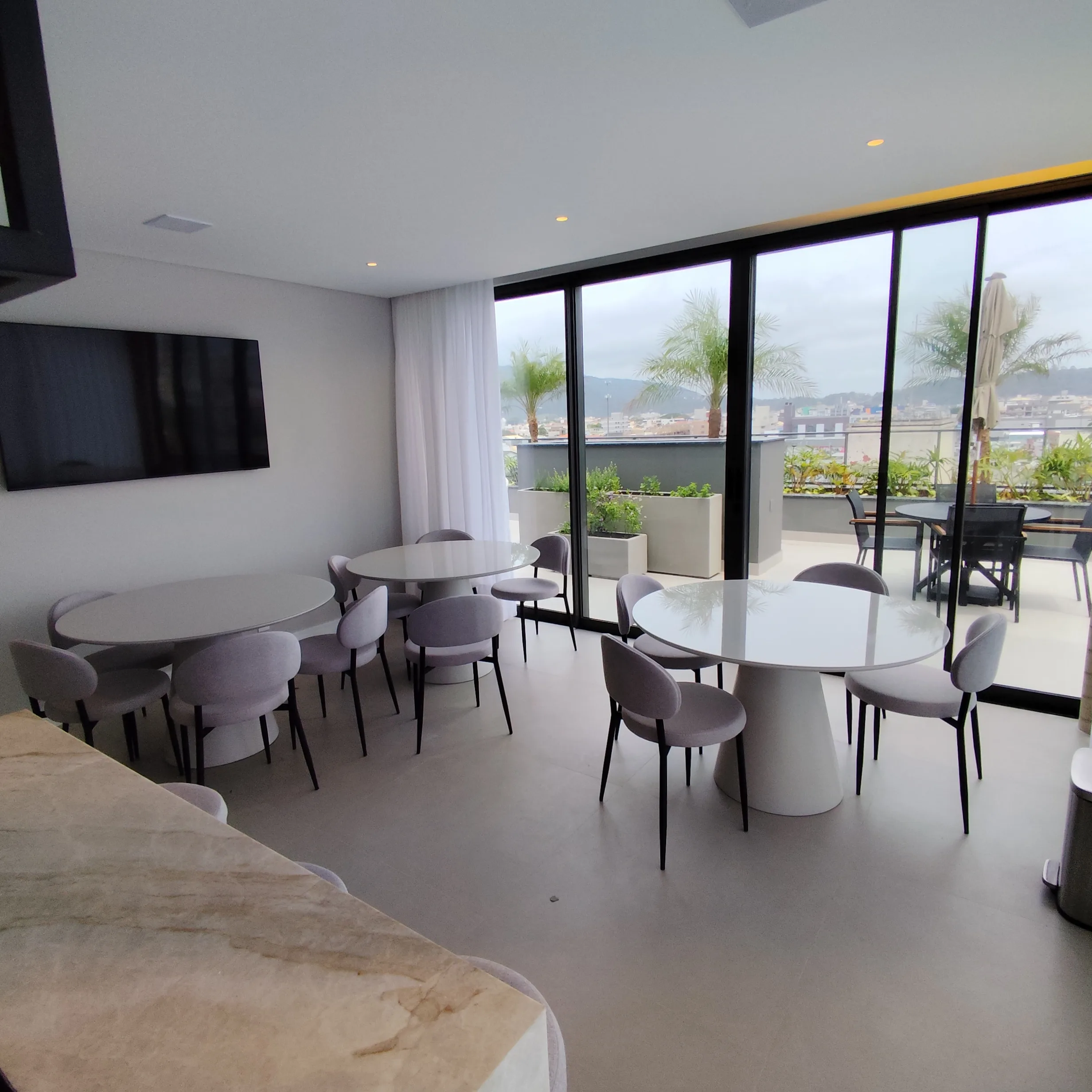 Premium apartment with rooftop amenities and proximity to the beach in Ingleses Florianópolis