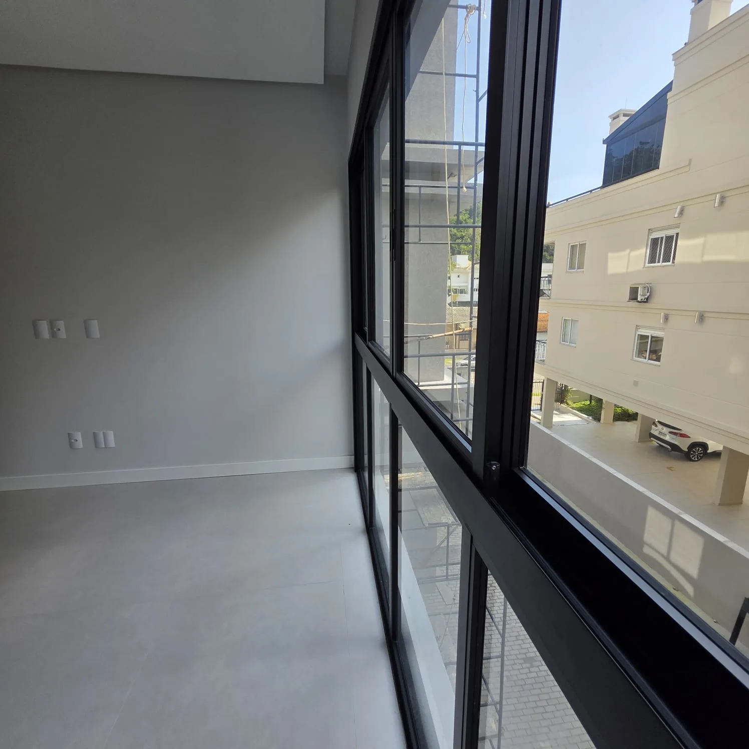 Contemporary Apartment with Ocean-View Rooftop in Canasjurerê