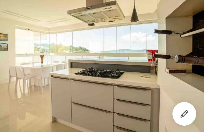 Praia do Canto: Ultra-Luxury Apartment with Beach Access in Itapema